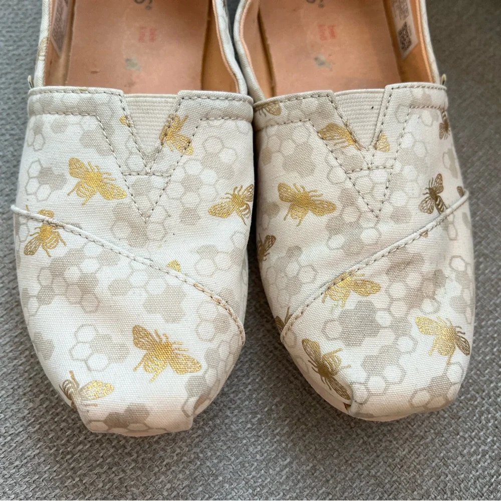 TOMS Alpargata Cream and Gold Bumble Bee Honeycomb Casual Canvas Flats Size 6.5